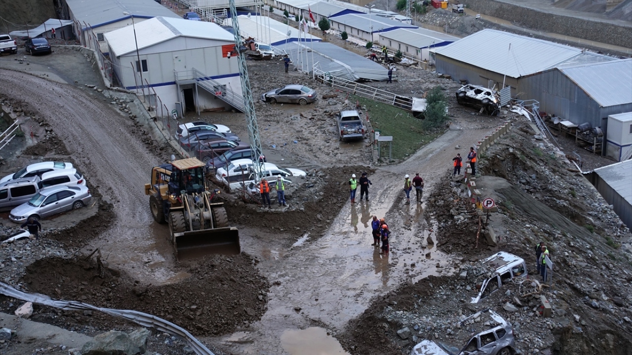 İlçede akşam saatlerinden itibaren başlayan şiddetli yağışın etkisini artırması üzerine Yusufeli Barajı şantiyesinin bulunduğu alanda heyelan meydana geldi.