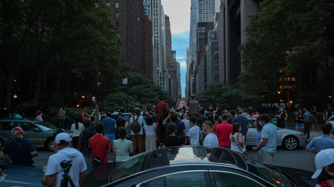 Gün batımını izlemek için Times Meydanı`nın 42. cadde bölgesinde toplanan New Yorklular, cep telefonları ve fotoğraf makineleri eşliğinde uzun süre bekledi.