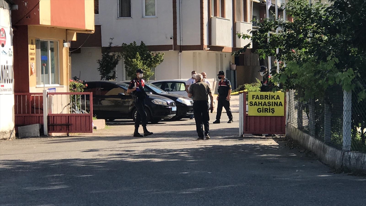 Alınan bilgiye göre, ilçeye bağlı Çaydeğirmeni beldesindeki fabrikanın buhar kazanı yakıldığı sırada henüz belirlenemeyen nedenle patlama meydana geldi.