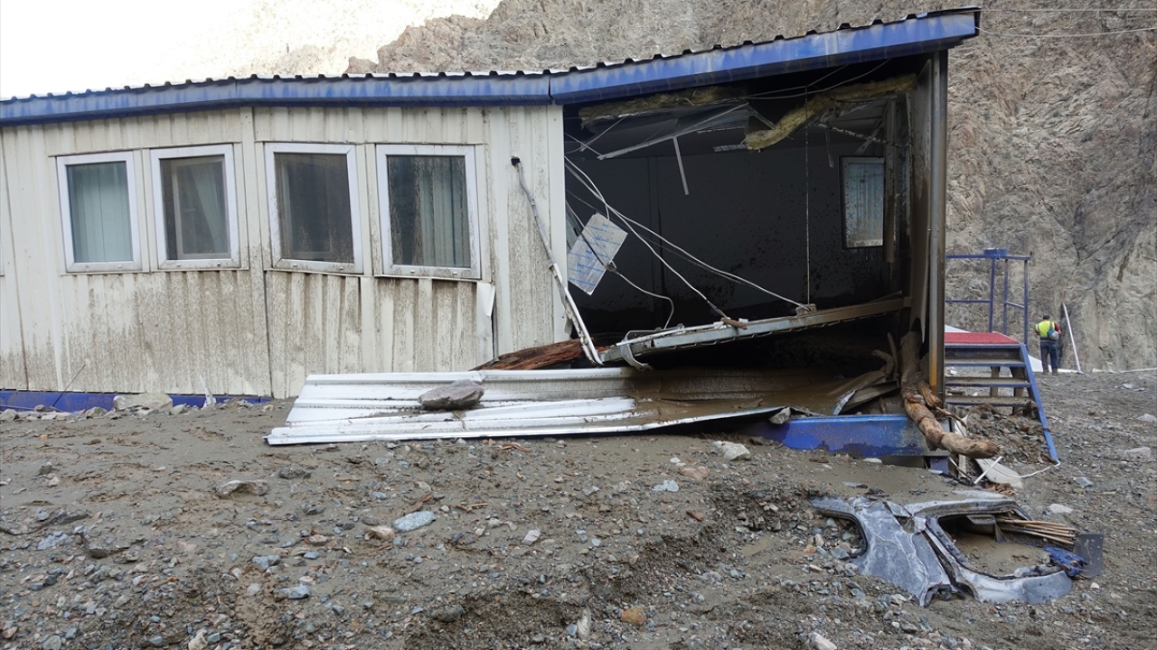 Heyelanın ardından bölgeye sevk edilen jandarma ekipleri geniş güvenlik önlemi alarak bölgeye araç girişine izin vermiyor.