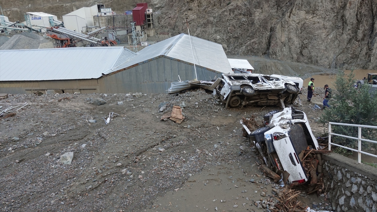 Karayolları, DSİ, İl Özel İdaresi, AFAD  ile baraj inşaatı yüklenici firmasına ait ekipler, iş makineleriyle yolun açılması için çalışma başlattı. 