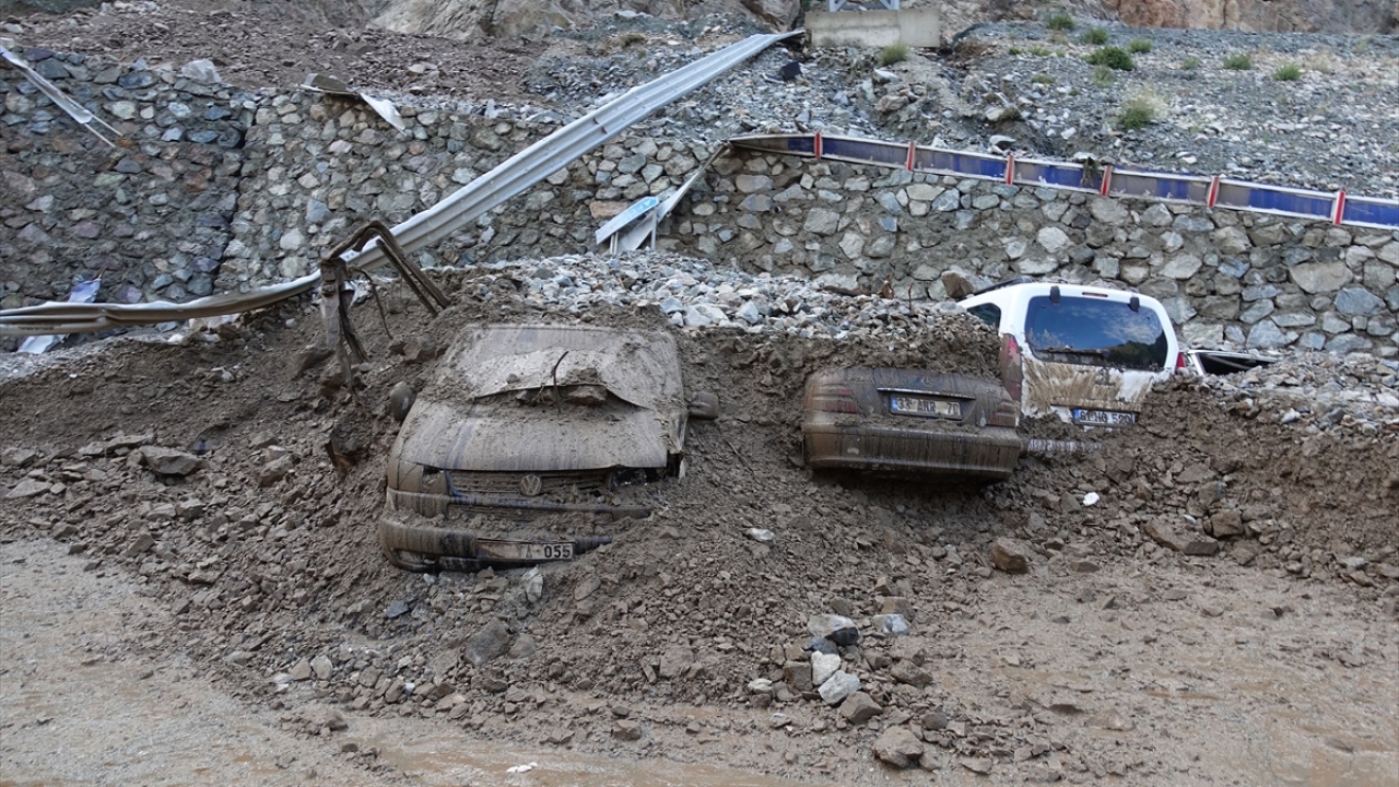 Sel nedeniyle Yusufeli Baraj şantiyesi zarar görürken burada çok sayıda araç toprak ve çamur altında kalarak zarar gördü.