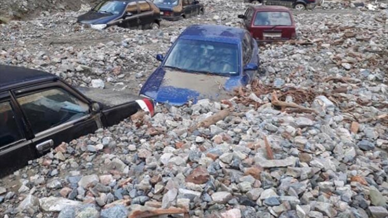 Vali Doruk`a incelemelerinde, Kaymakam Ömer Faruk Özdemir, DSİ Bölge Müdürü Celal Tokalak, İl Jandarma Komutanı Jandarma Albay Bahtiyar Yılmaz eşlik etti.