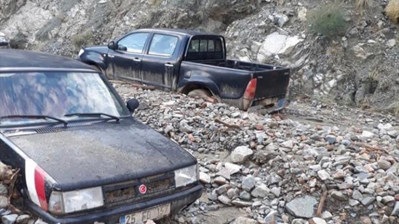 Bölgede AFAD ve jandarma ekipleri, iz takip köpekleriyle kayıp 3 kişiyi arama çalışmalarına devam ediyor.