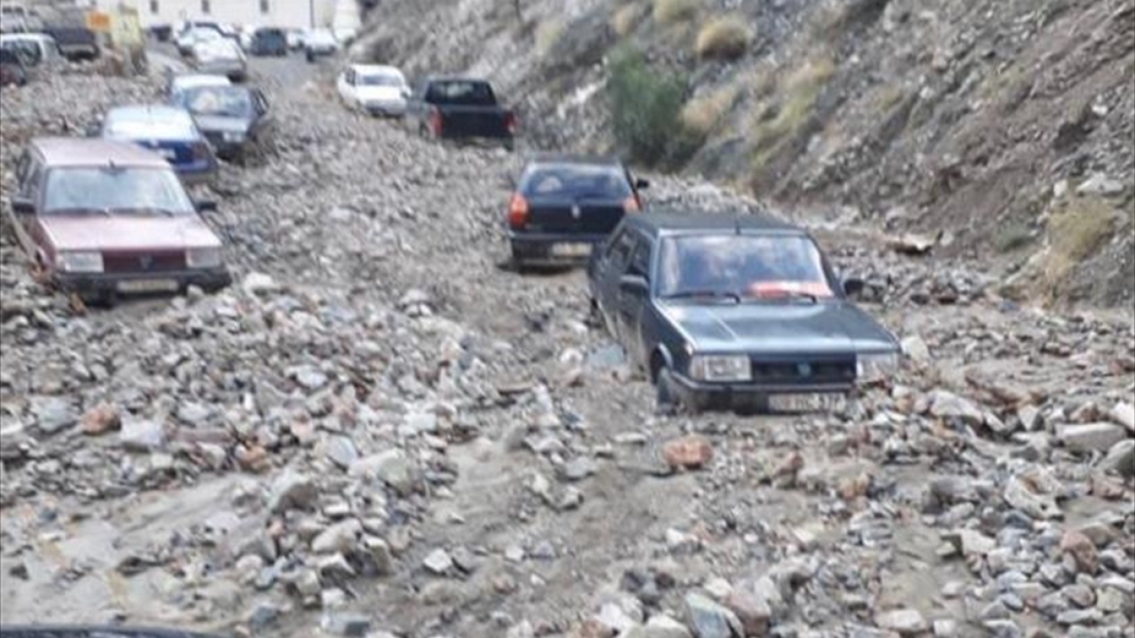 Ulaşıma kapalı Artvin-Erzurum kara yolunda temizleme çalışmaları da Karayolları ve baraj inşaatı yüklenici firması çalışanlarınca sürdürülüyor.