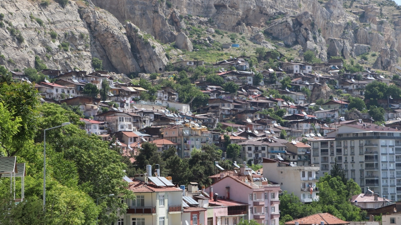 Toroslar`ın üzerinde kurulu olan ilçe, binlerce yıl öncesine dayanan tarihi, baraj gölü ve otantik yapısıyla kendine has özellikleri barındırıyor. 