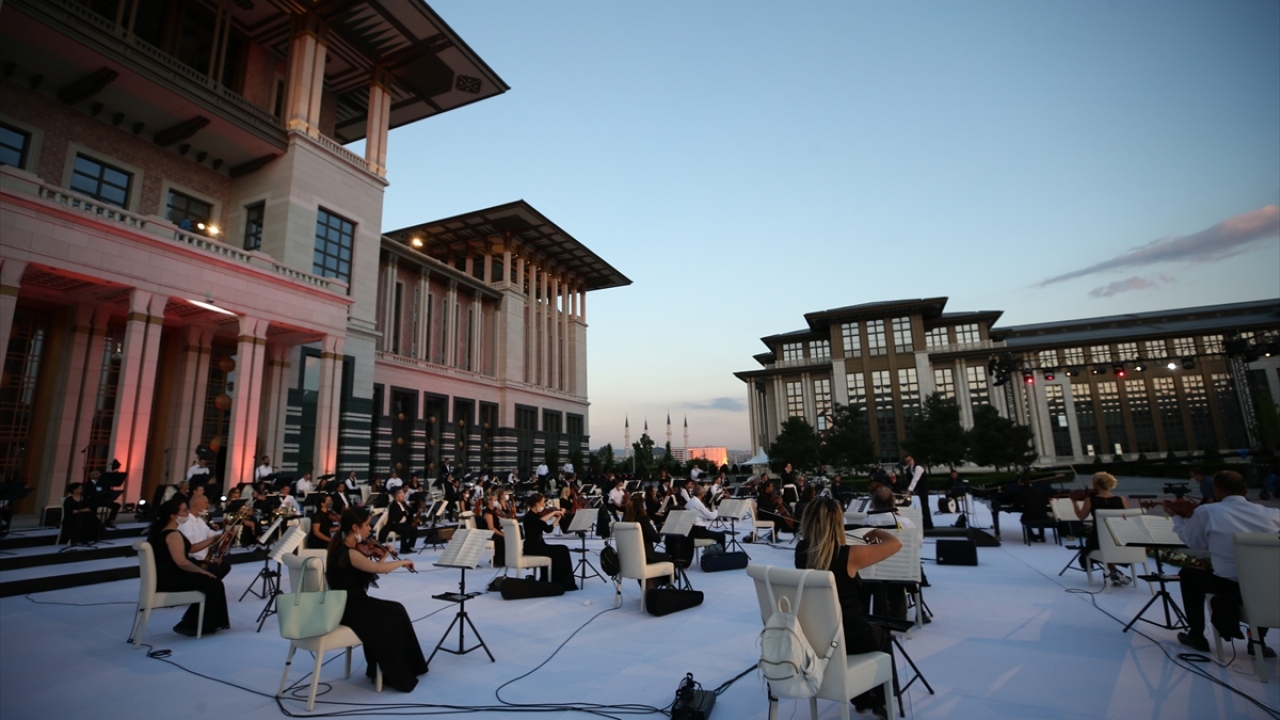 Orkestra ve koro için bestelediği, 9 parçadan oluşan, "15 Temmuz Destanı" eserinde, müziğe adadığı senelerin birikimini yansıttığını belirten Atakoğlu, "Umarım halkımız beğenir." diye konuştu.