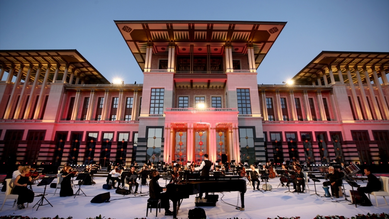 Cumhurbaşkanı Recep Tayyip Erdoğan`ın talimatları, İletişim Başkanlığının koordinasyonunda yapılan senfonik eser projesinin konseri, 14 Temmuz gecesi televizyon ekranlarında ilk kez dinleyiciyle buluşacak. 