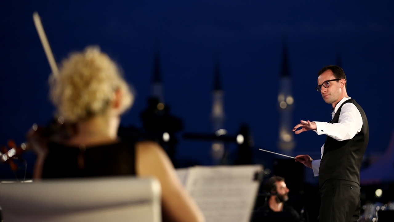 Sanatçının orkestraya piyanoda eşlik ettiği konserde, tasavvuf müziği sanatçısı Sami Savni Özer ve Tuğçe Tayfur da eser seslendirecek.