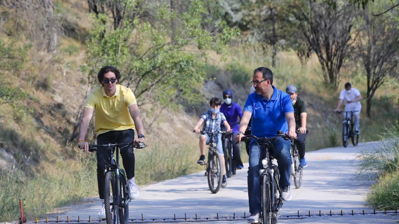 Orman yolunda bisiklet, Eymir Gölü`nde kürek 