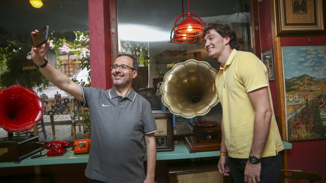 Son durak Ankara Kalesi`nde Türk kahvesi eşliğinde taş plak keyfi 