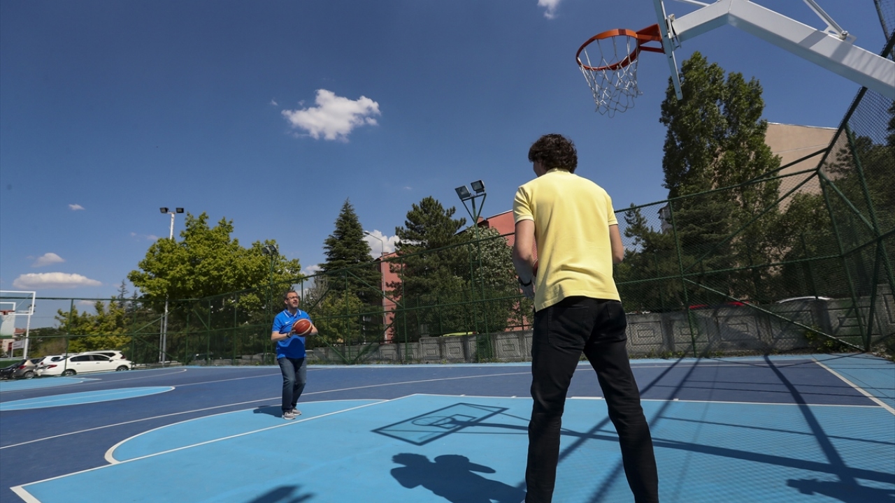 Tesis içerisinde bulunan basketbol sahasında birkaç atış yapan Kasapoğlu ve Cedi, alanda bulunan gençleri sahaya davet ederek iki takım kurdu.