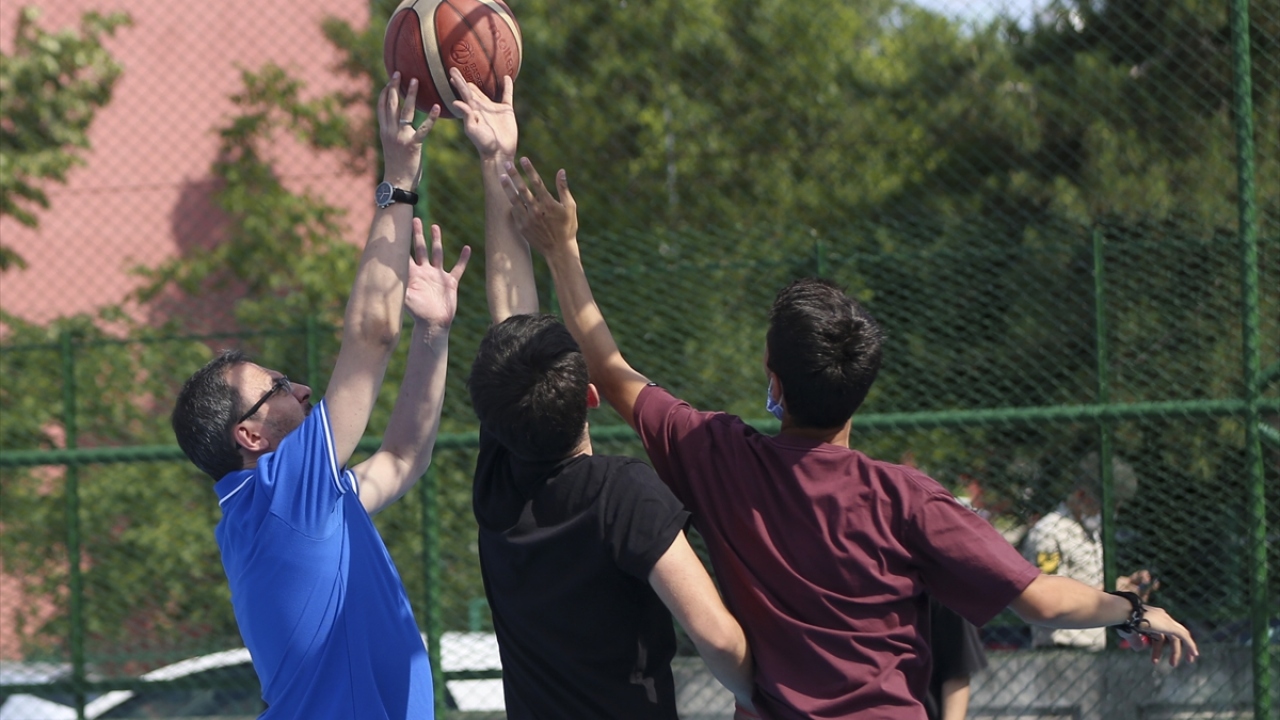 Sosyal mesafe kurallarına dikkat ederek gerçekleşen dostluk maçı berabere biterken, alanda bulunan gençler için de unutulmaz bir anı oldu. 