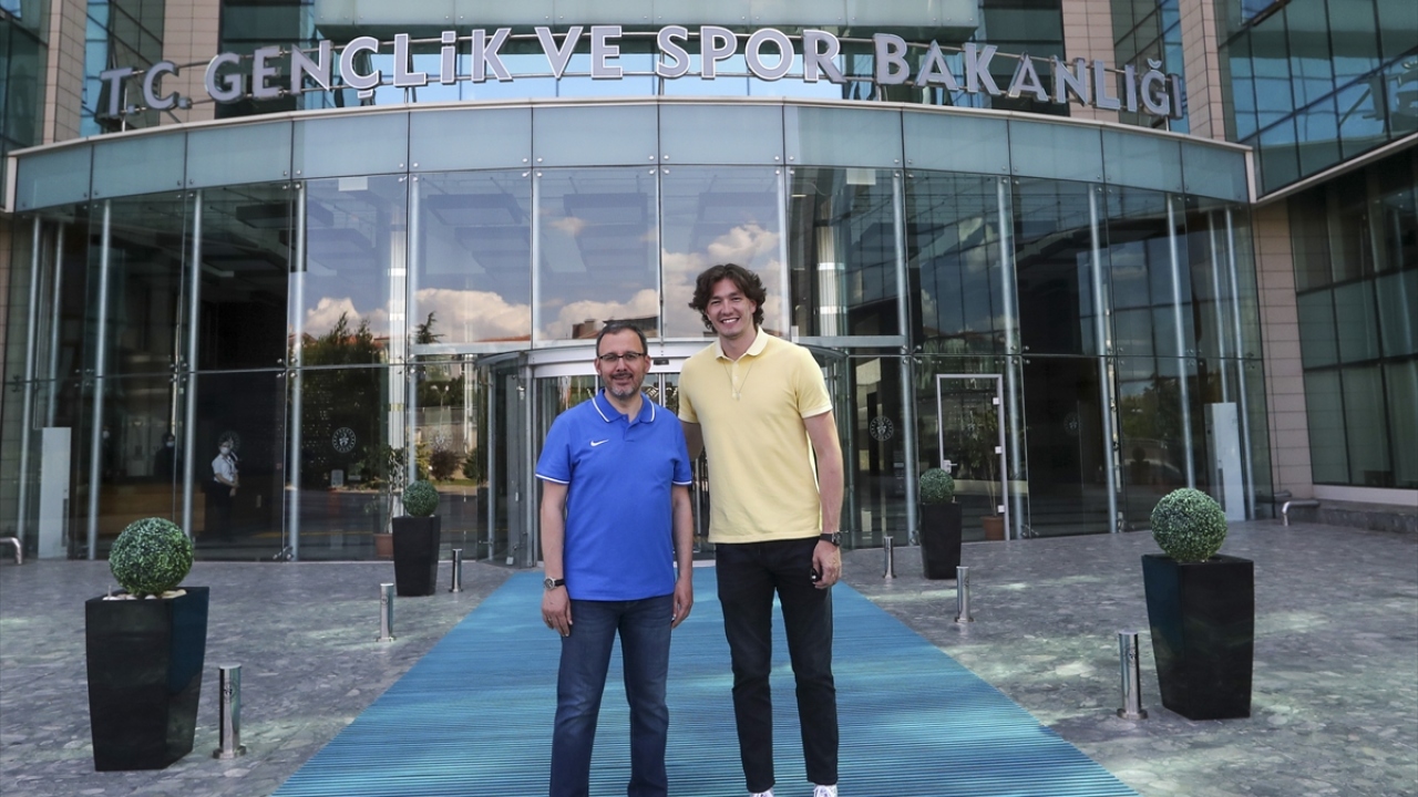 Bakanlıktan yapılan açıklamaya göre, daha önce milli basketbolcu Cedi Osman`ın Instagram yayınında bir araya gelme konusunda sözleşen Bakan Kasapoğlu ve milli basketbolcu, Ankara`da buluştu. 