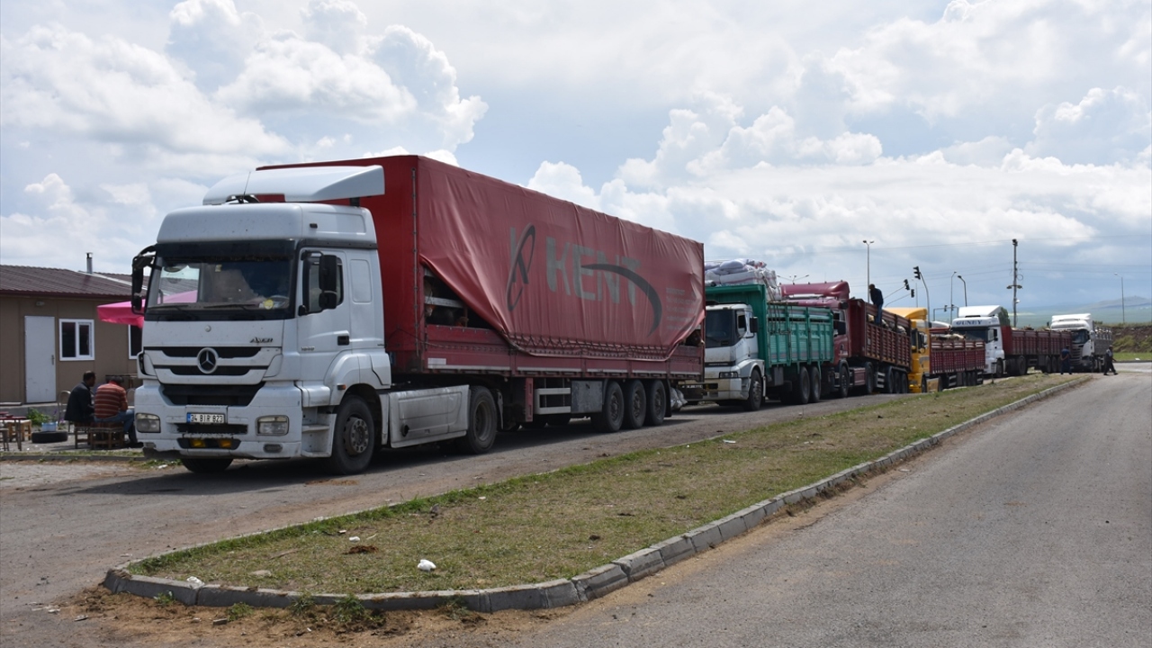 Pazara ya da şehir merkezine kamyon ve tırlarla getirilen canlı hayvanlardan aşısı eksik olanlar, küpesi ve pasaportu olmayanların başka illere sevkine izin verilmiyor.