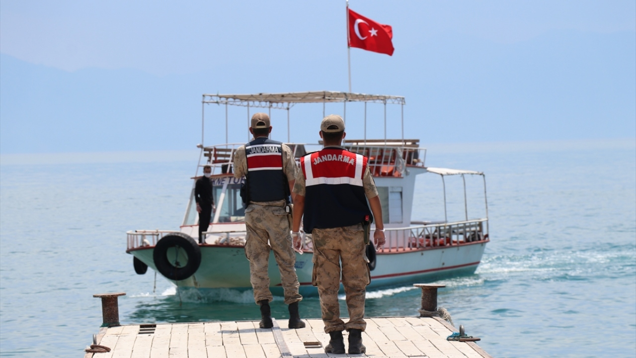 Cesetler, Van Büyükşehir Belediyesi cenaze araçlarıyla Van Adli Tıp Kurumu`na götürüldü. 