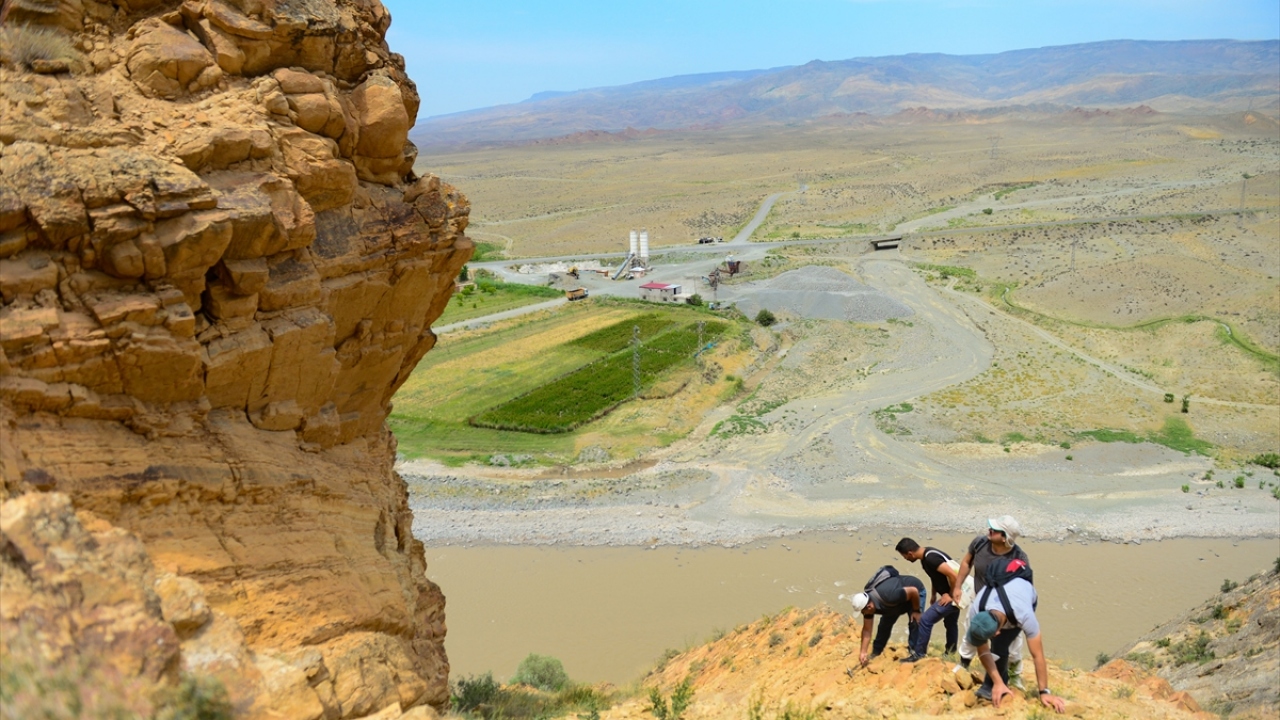 Iğdır Üniversitesince oluşturulan grup, fosillerin bulunduğu alana gelerek bilimsel çalışma için bölgede inceleme başlattı. 