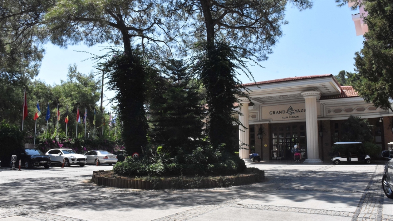 Cumhurbaşkanı Erdoğan`ın 15 Temmuz 2016`daki darbe girişiminin yaşandığı gün konakladığı ve FETÖ`nün suikast timinin hedefi olan oteldeki tahribat, Anadolu Ajansı (AA) ekibince görüntülendi.