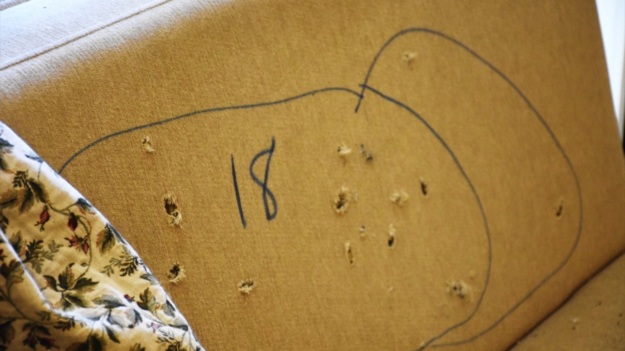 Otel yönetimin aldığı karar gereği 15 Temmuz`un hafızalardan silinmemesi için kullanıma açılmayan ve koruma altına alınan oda, darbe girişimi gecesi yaşananları tüm açıklığıyla gözler önüne seriyor.