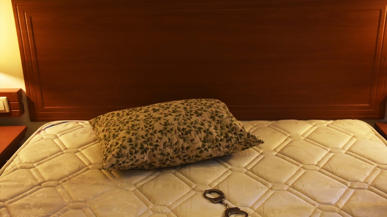 Konaklamaya kapatılan, Cumhurbaşkanı Erdoğan`ın kaldığı oda, toplantı yaptığı ve o gece koruma polislerinin bulunduğu bina ile güvenlik güçlerinin kaldığı odalardaki izler olduğu gibi duruyor.