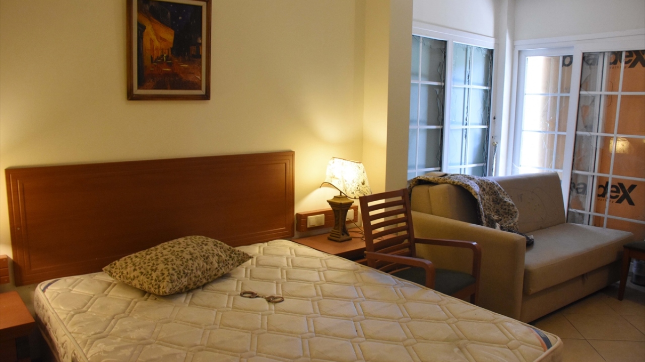 Koruma polislerinin kaldığı odadaki kırık aynalar, parçalanmış eşyalar, kurşun deliklerinin yer aldığı duvarlar ve mobilyalarda darbecilerin hain saldırısının boyutları görülüyor.