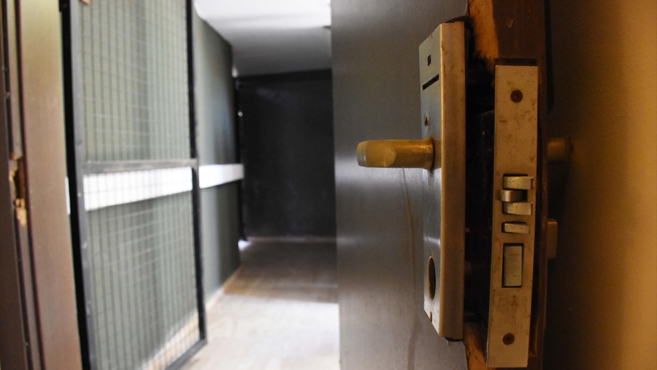 Oteldeki diğer yapılarda ve otel odalarında ise konaklama devam ediyor.