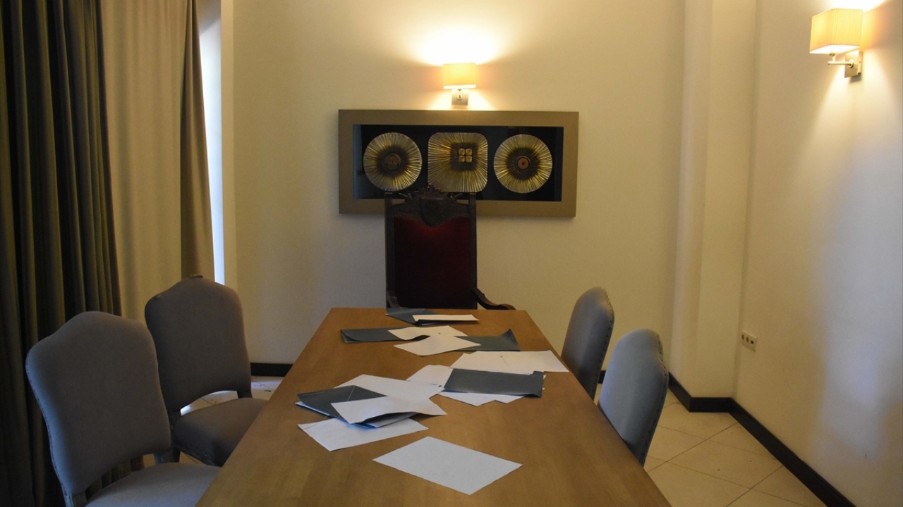 Odaların birinde yerde seccadelerin serili olması, toplantı masasındaki dağınık dosyalar, suikast timine karşı güvenlik güçlerinin kahramanca karşı koyduğu oteldeki bir başka ayrıntı olarak öne çıkıyor.