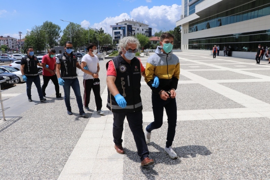 Otoyolda durdurulan otomobilden uyuşturucu çıktı