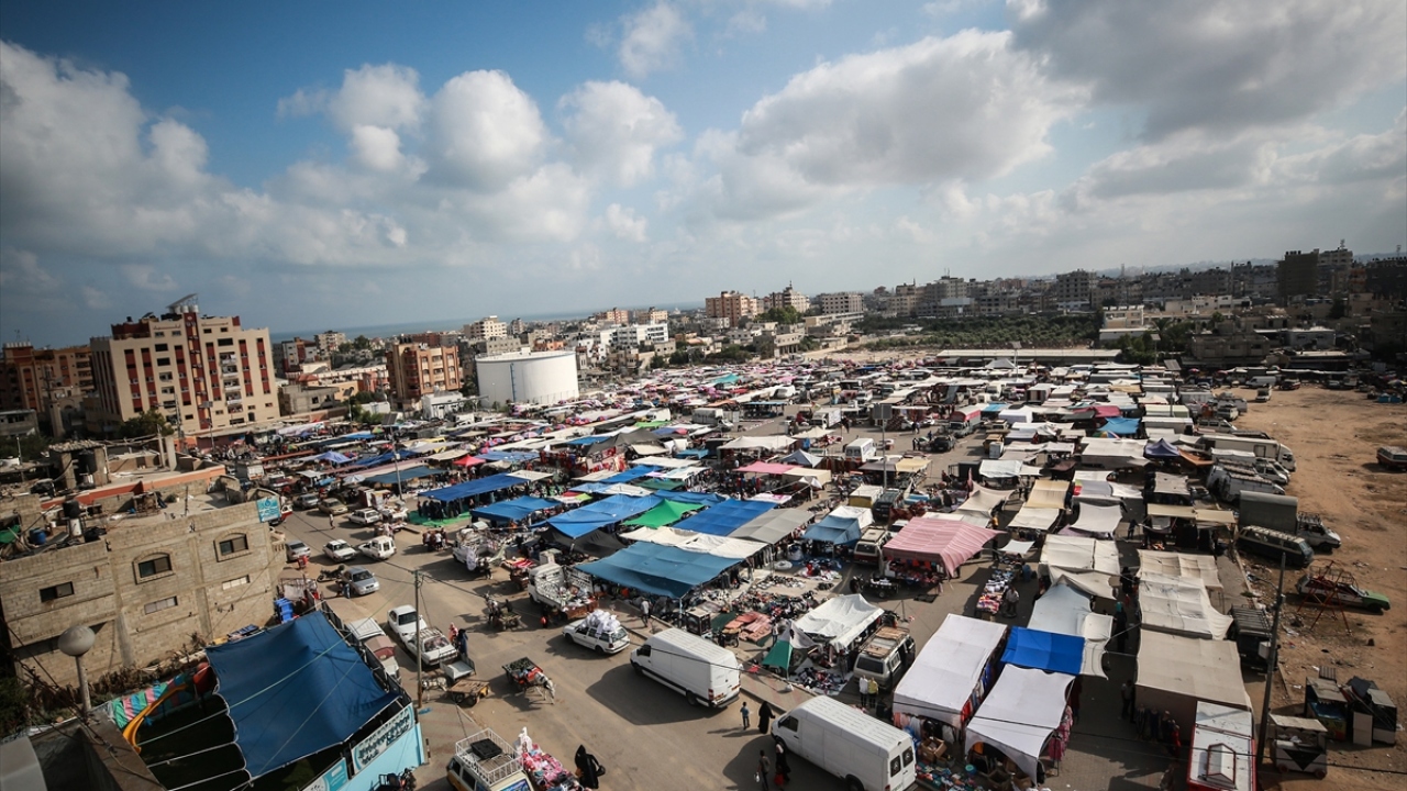 Gazze Şeridi`nin Nuseyrat Mülteci Kampı`ndaki halk pazarında hareketlilik yaşandı.