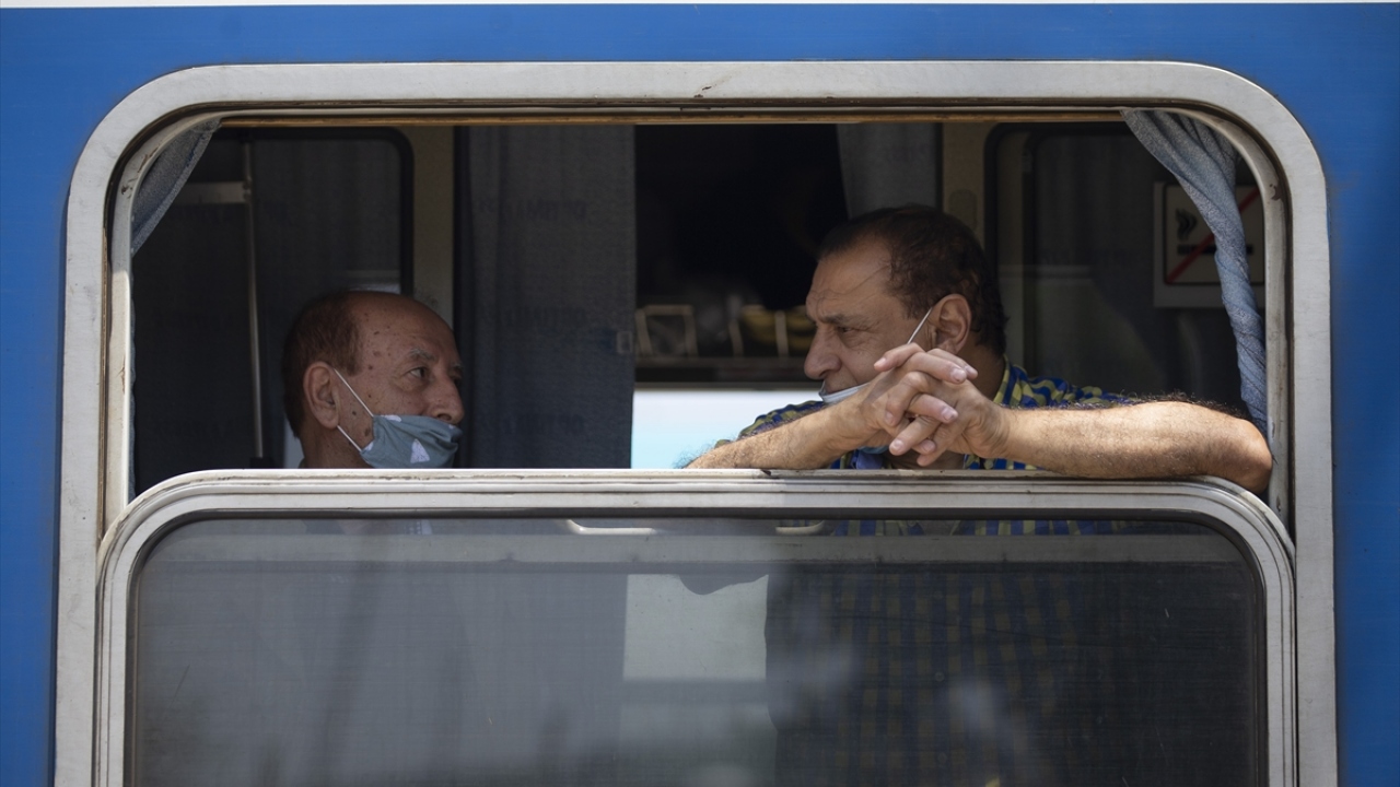 Yeni tip koronavirüs (Covid-19) tedbirleri kapsamında sırayla vagonlardan inen yolcular, ateş ölçümleri yapıldıktan sonra görevlilerin yardımıyla "Filyasyon Formu" doldurdu.