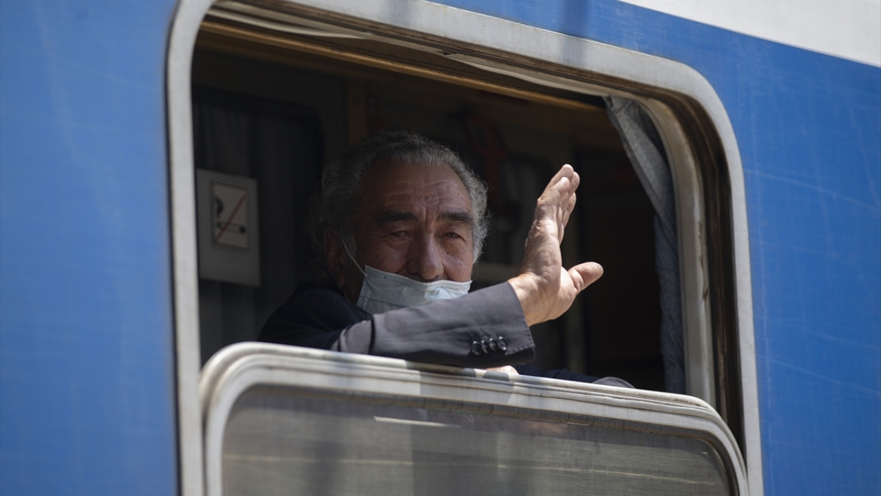 Formların doldurulması ve gümrük işlemlerinin tamamlanmasının ardından tren, otokuşet vagonlarındaki 75 aracın indirileceği Edirne Garı`na hareket edecek.