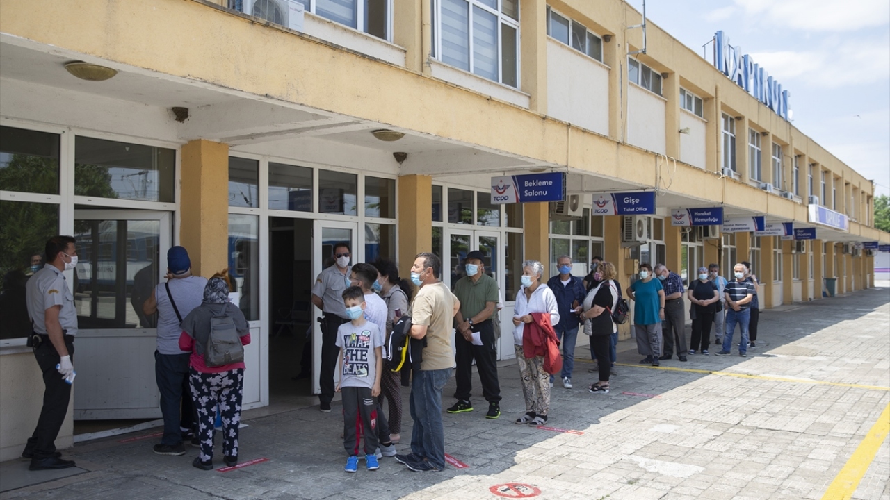 Almanya`nın Stuttgart şehrinden tatilini geçireceği Tekirdağ`a giden Hasan Devran da 18 yıldır trenle seyahat ettiğini belirtti.