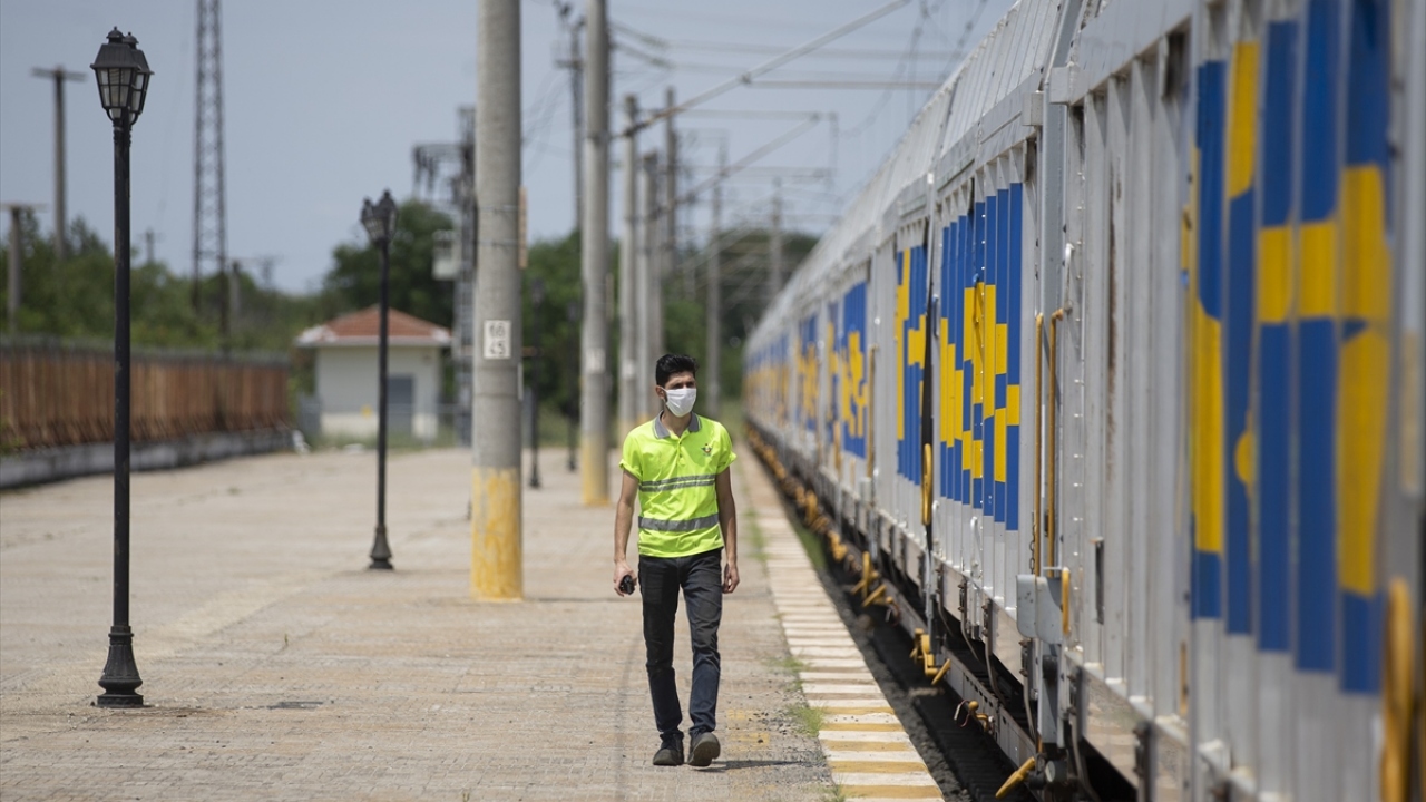 Hamburg`da yaşayan Metin Özdek de trenle seyahat ederek memleketine olan hasretini gidermeye çalıştığını, ufak tefek gecikmelerin "yolculuğun raconu" olduğunu ifade etti.