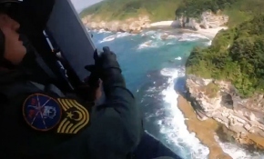 Kayalıklarda mahsur kalan kişinin kurtarılma anı kamerada