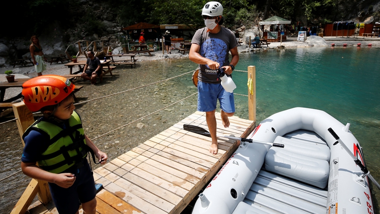 Zipline, kano ve bot turuna katılanlar, yüzerek eğlenceli vakit geçiriyor.