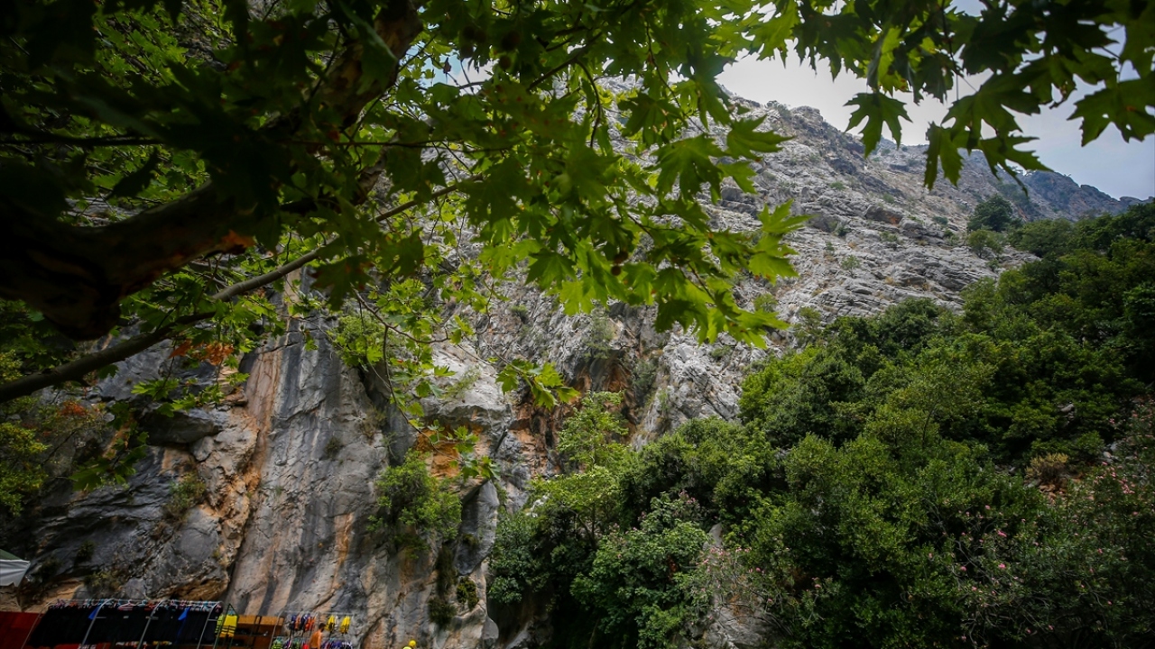 Likya Yolu`nun önemli bir kısmının geçtiği, dünyanın en iyi 10 trekking parkuru arasında yer alan kanyonda, yeni tip koronavirüs (Covid-19) nedeniyle yoğun tedbir alındı.