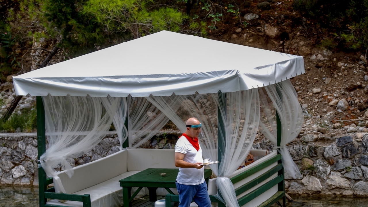 Personelin maske, koruyucu siperlik ve eldiven kullandığını vurgulayan Şahin, özel localar yaptıklarını, sosyal mesafe alanları oluşturduklarını dile getirdi. 