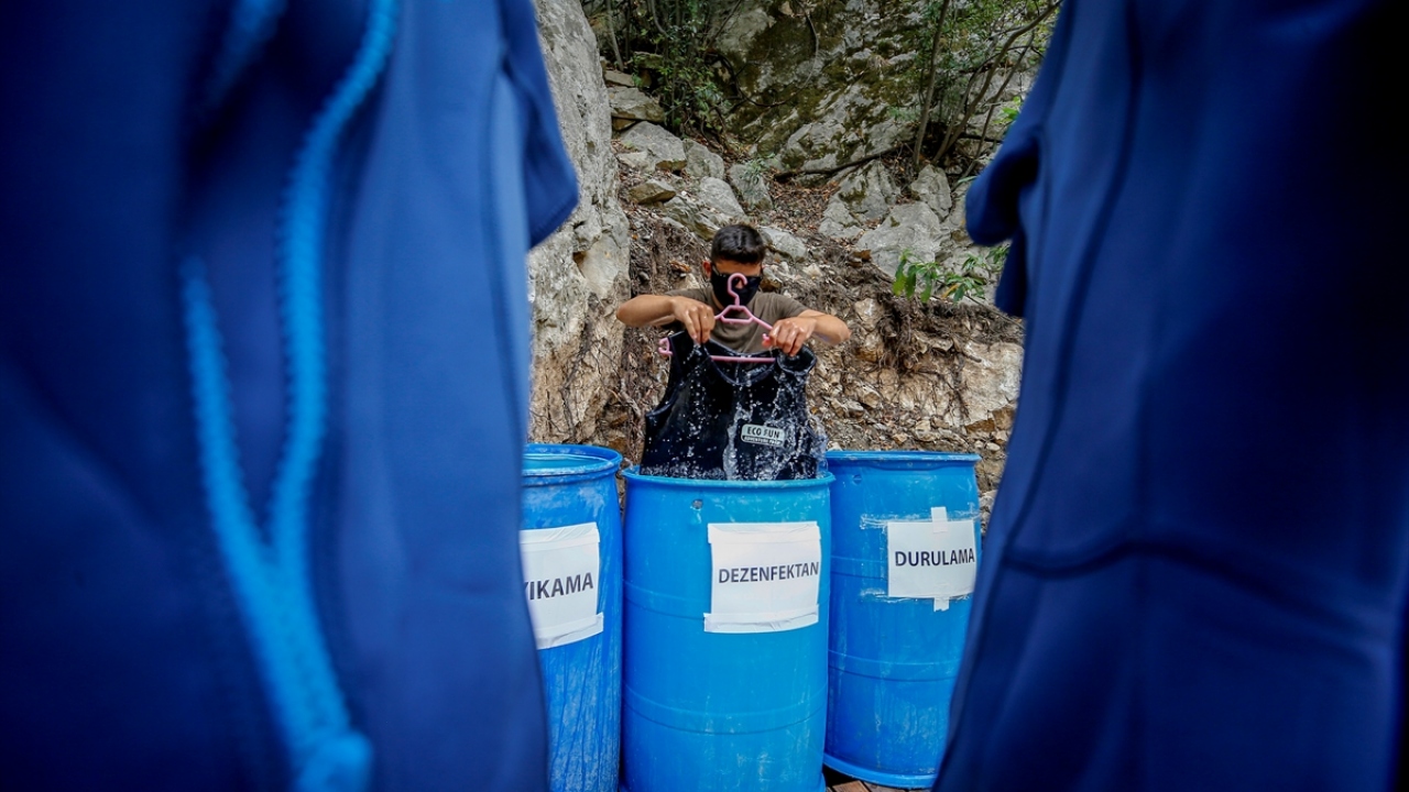 Kullanım öncesinde ve sonrasında dezenfekte edilen dalgıç kıyafetlerini ya da yeleklerini giyen ziyaretçiler, yaklaşık 600 metrelik üç ayrı halatla kanyondan geçerek bölgenin manzarasını izliyor.
