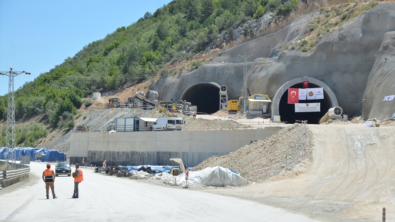 Adını güzergah üzerindeki 40 virajdan alan Kırkdilim`de, büyük bölümü sarp kayalıklar ile uçurum arasında yer alan yaklaşık 10 kilometrelik yolda, uzunlukları 1409, 1197 ve 1578 metre olmak üzere üç tünel yapılıyor. 