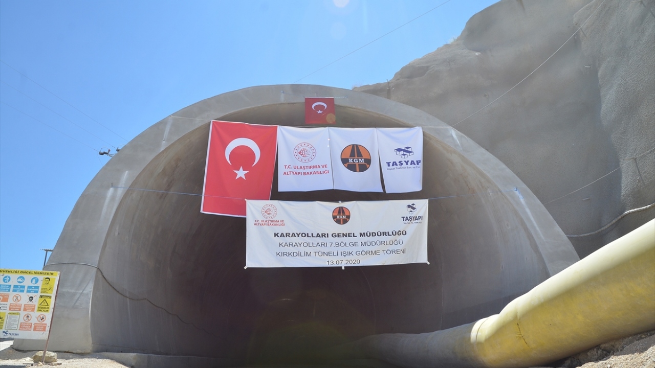 T1, T2 ve T3 adlarıyla inşa edilen tünellerde bugüne kadar 4 bin 100 metrelik ilerleme sağlandı. Bölgede tüneller arasında geçişi sağlayacak menfez inşaatları da sürüyor.