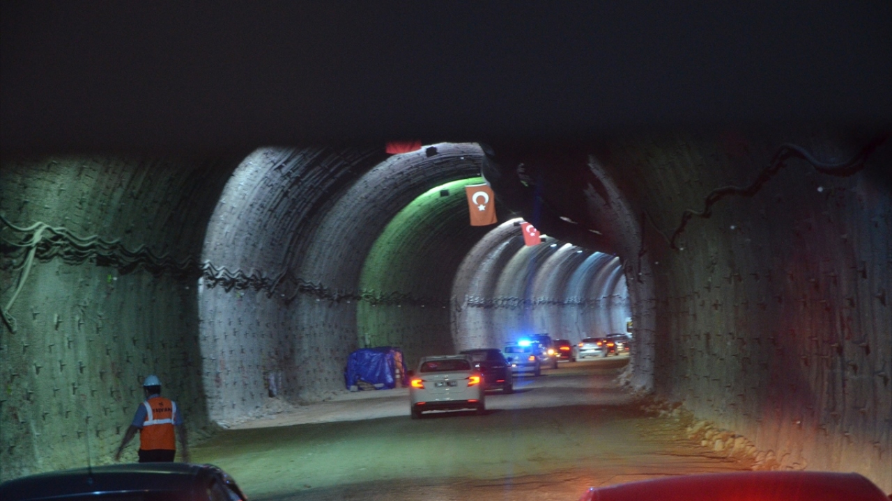 Uzunluğu 1578 olan T3 tünelinin gidiş istikametinde ilk ışığın görülmesi nedeniyle tören düzenlendi.