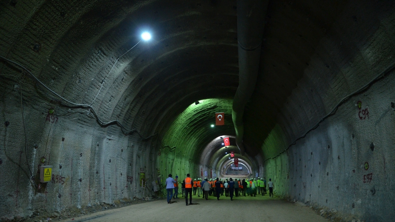 Vali Çiftçi, yaptığı açıklamada, Kırkdilim mevkisine üç farklı tünel yapıldığını belirterek, bu tüneller arasında en uzunu olan T3 tünelinde ilk ışığın görüldüğünü söyledi.