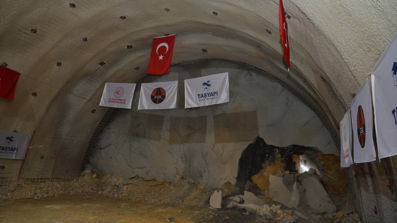 Milletvekilleri Kaya ve Kavuncu da Kırkdilim tünellerinin Cumhuriyet tarihi boyunca Çorum`a yapılan en büyük yatırımlardan biri olduğunu dile getirerek, çalışmaların tamamlanmasıyla vatandaşların büyük bir rahata kavuşacağını ifade etti.