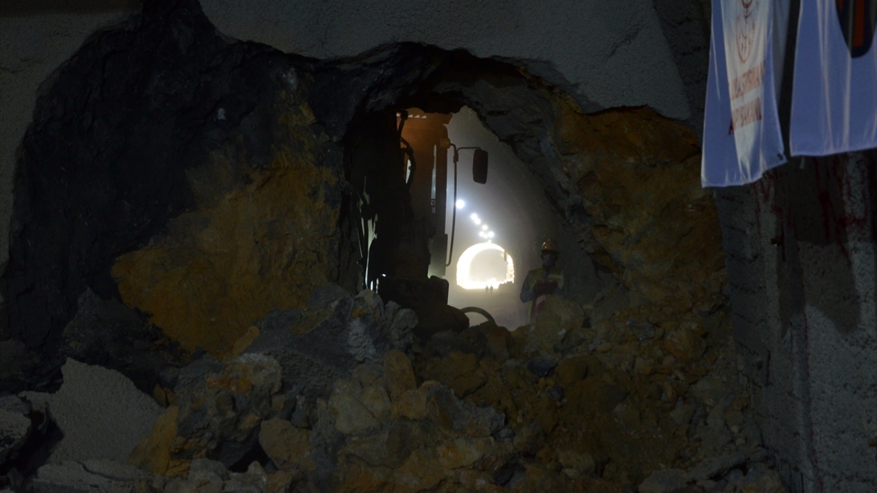 Daha sonra Vali Çiftçi`nin telsizle tünelin diğer tarafındaki işçilere talimat vermesinin ardından son parça da iş makinesiyle açıldı. İlk ışığın görülmesini Vali Çiftçi ve beraberindekiler alkışlarla karşıladı. 