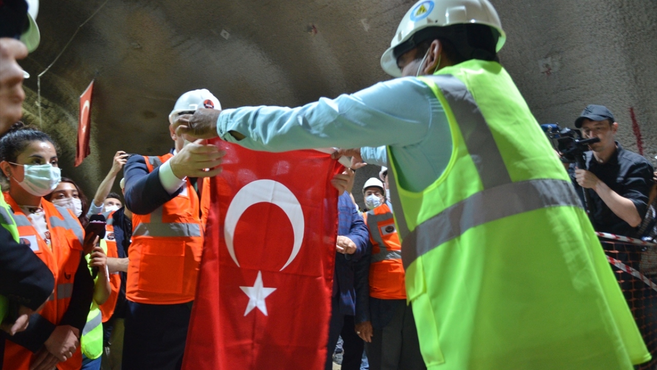 Tünelin açılmasıyla diğer tarafdan çıkan işçilerden biri, elindeki Türk bayrağını Vali Mustafa Çiftçi`ye teslim etti. 