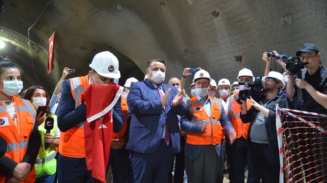 Vali Çiftçi, bayrağı üç kere öpüp, alnına koydu.