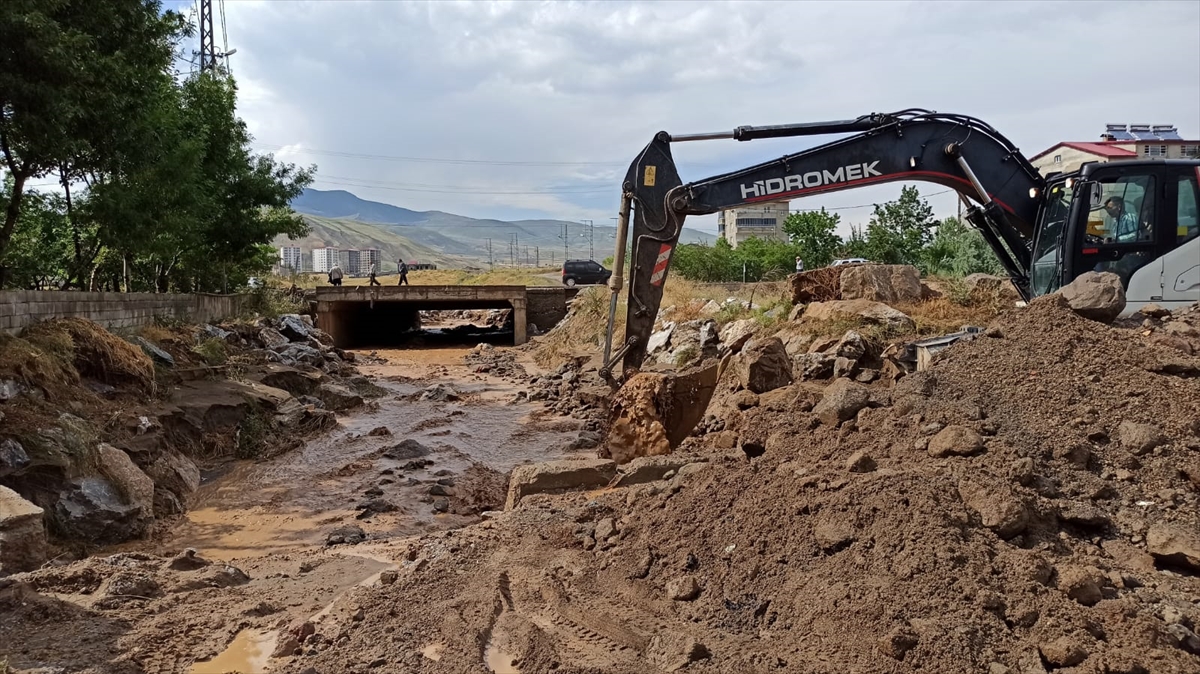 Durumun bildirilmesi üzerine bölgeye yönlendirilen belediye ekipleri, çalışma başlattı. 