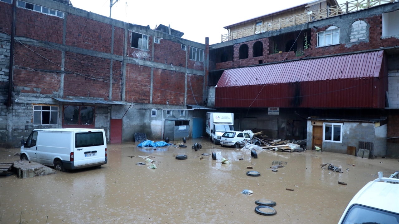 Rize`nin Çayeli ilçesinde iki gündür aralıklarla etkili olan şiddetli yağışın ardından sel ve heyelanlar meydana geldi. 