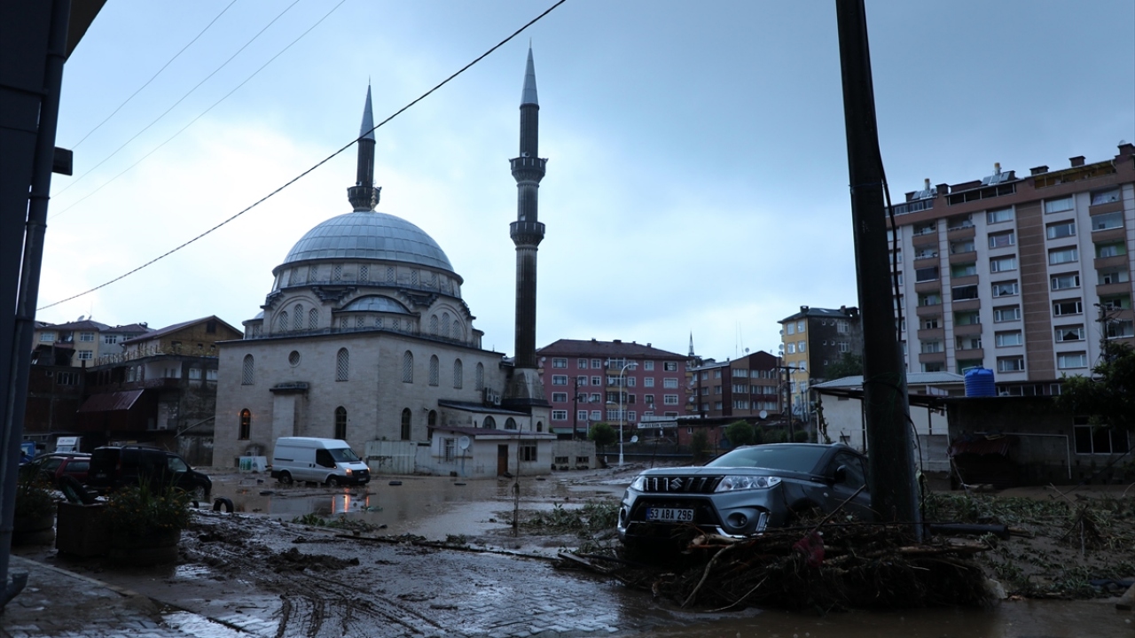 Şairler Deresinin taşması nedeniyle Eski Pazar Mahallesinde çok sayıda ev ve işyerinin alt katlarını su bastı, araçlar selden zarar gördü.