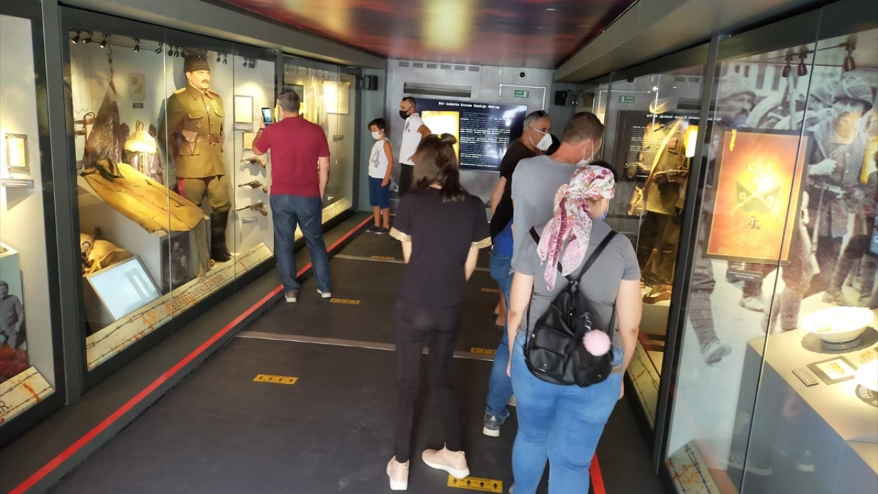 İlçe merkezinde Zübeyde Hanım meydanında konuşlanarak kapılarını sabah erken saatlerden gece saatlerine kadar Ezinelilere açan müzeyi çok sayıda kişi ziyaret etti. 